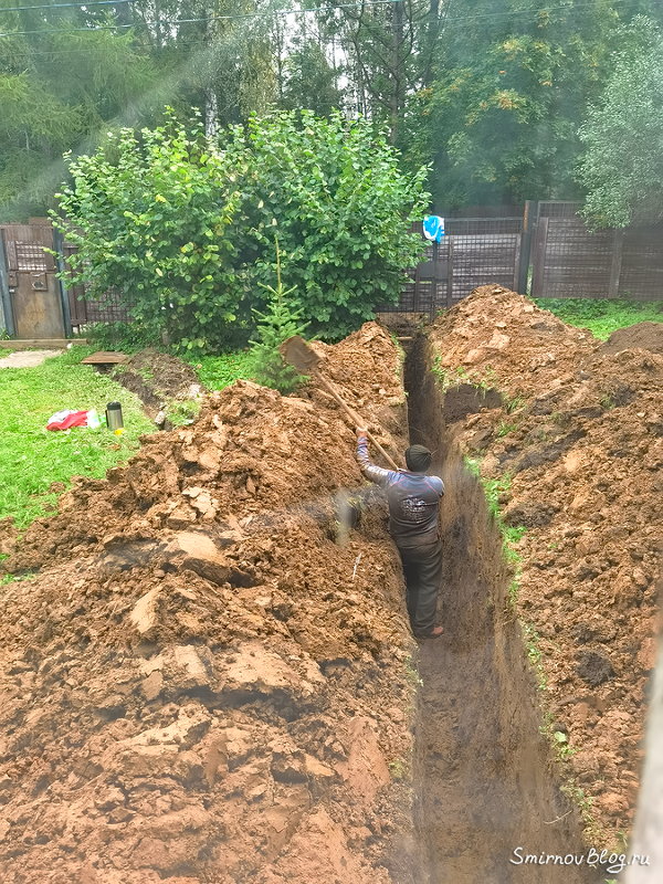 Копка траншеи под зимний водопровод Копка траншеи под зимний водопровод