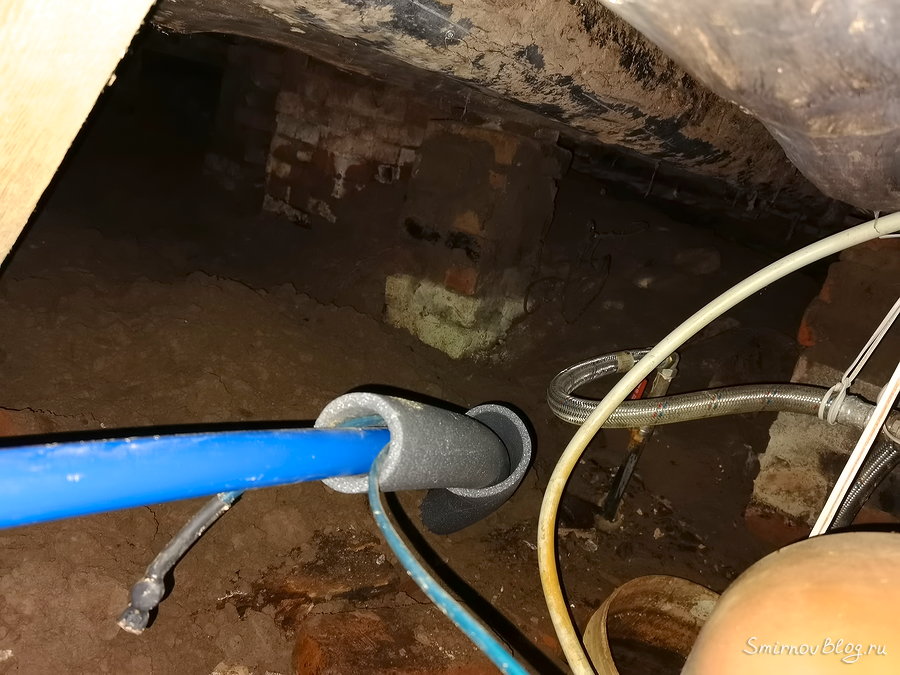 Утепление ПНД трубы греющим кабелем и теплоизоляцией Утепление ПНД трубы греющим кабелем и теплоизоляцией