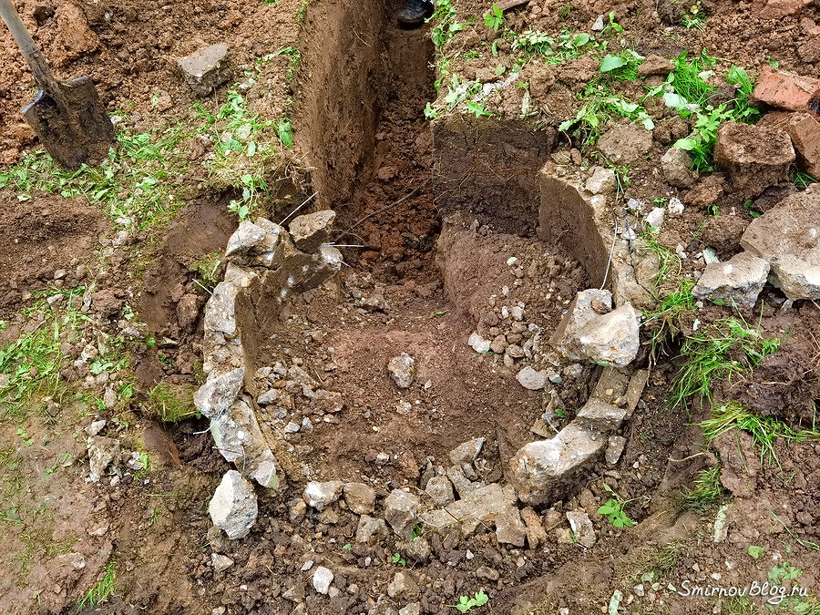 Копка траншеи под зимний водопровод Копка траншеи под зимний водопровод