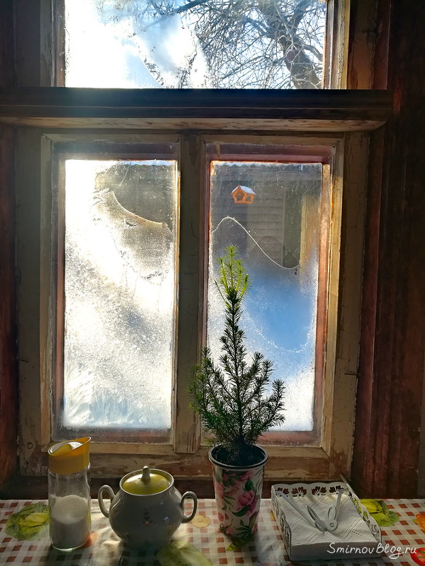 Морозные узоры на окне