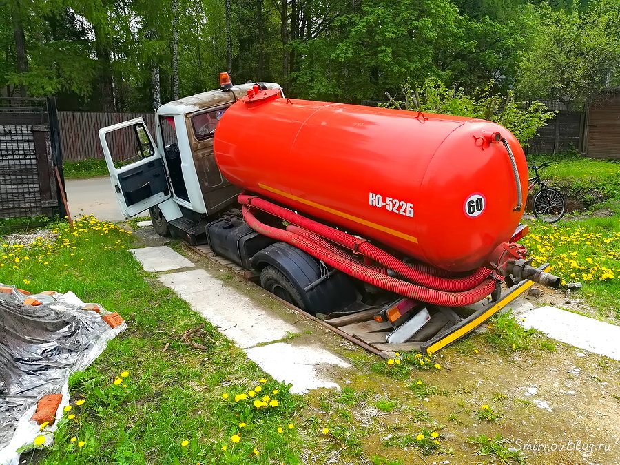 Ассенизационная машина провалилась в яму Ассенизационная машина провалилась в яму