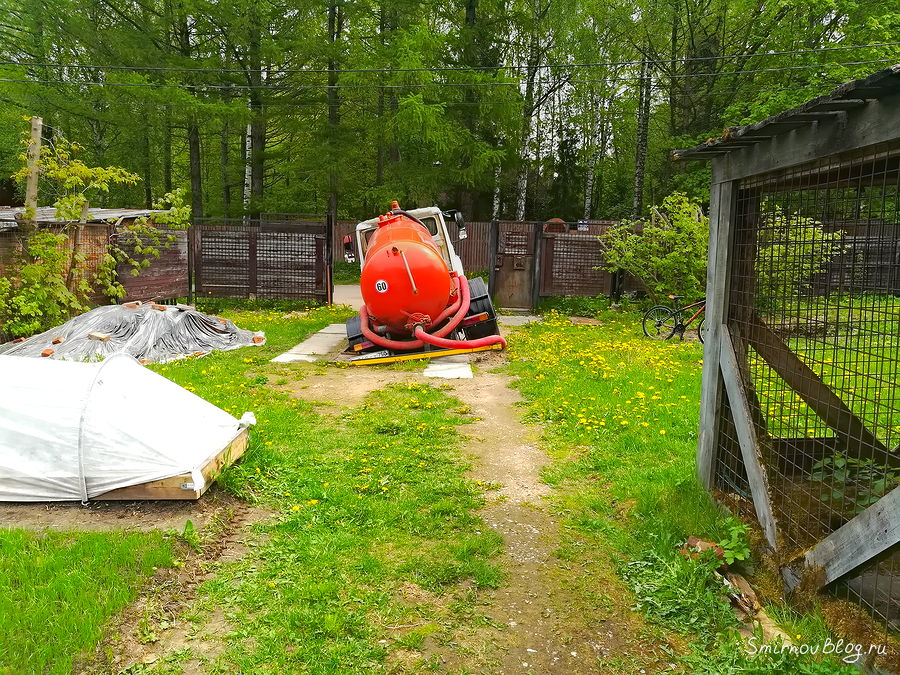 Ассенизационная машина провалилась в яму Ассенизационная машина провалилась в яму