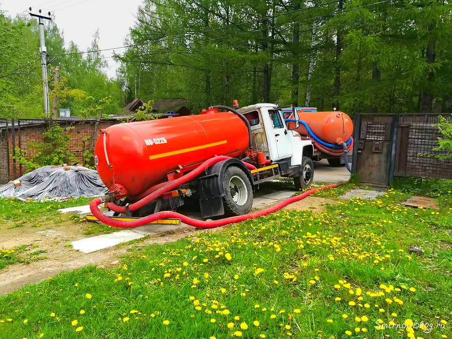 Ассенизационные машины перекачивают жидкость Ассенизационные машины перекачивают жидкость