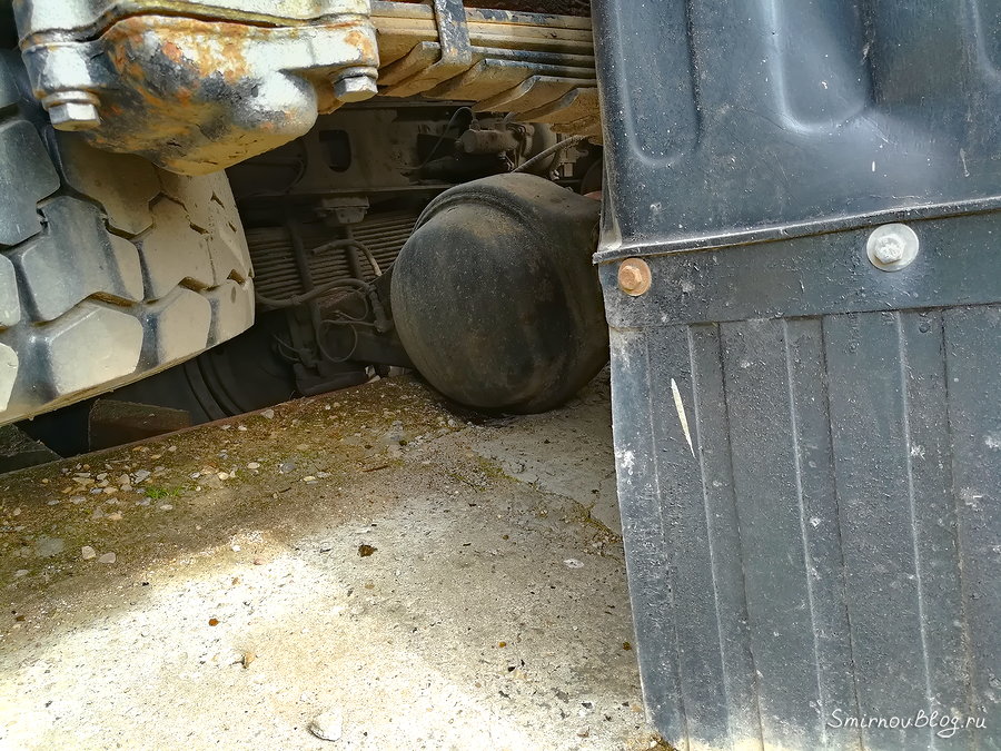 Ассенизационная машина провалилась в яму Ассенизационная машина провалилась в яму