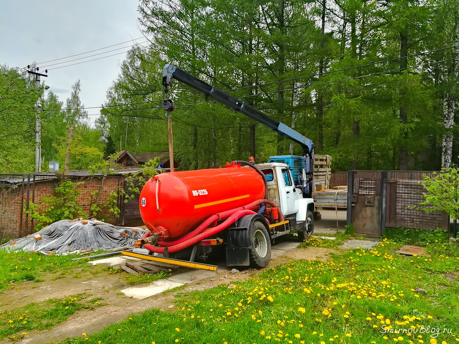 Манипулятор вытаскивает грузовик Манипулятор вытаскивает грузовик