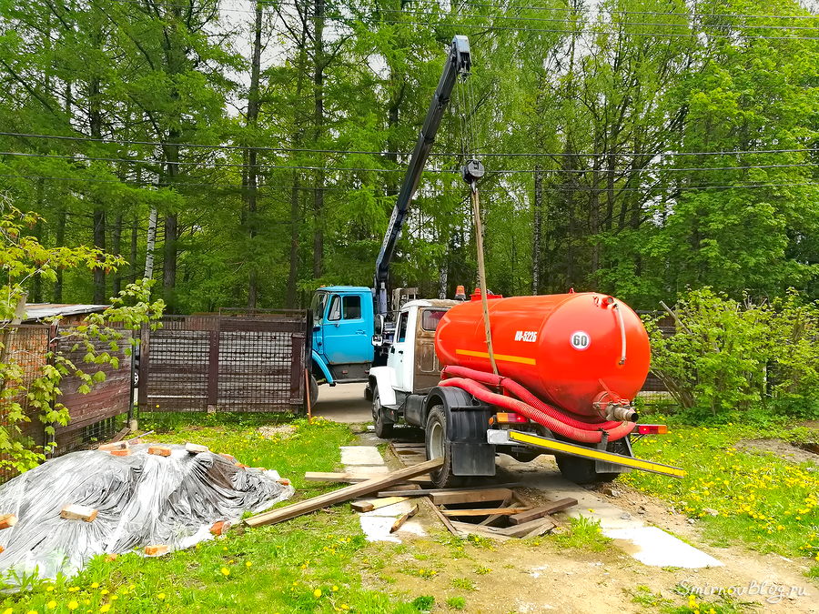 Грузовик из ямы вытаскивают манипулятором Грузовик из ямы вытаскивают манипулятором